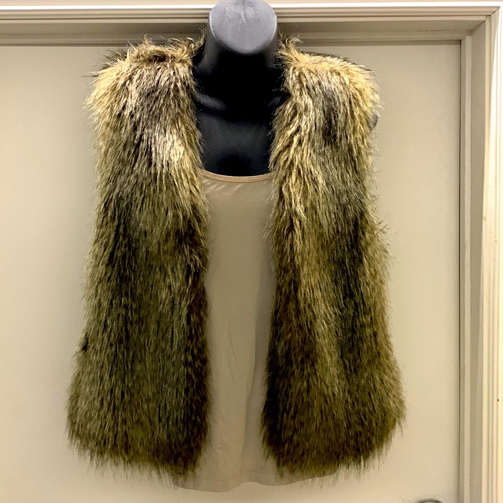 🌺Host Pick🌺Club Monaco ,Made in China,faux fur vest,size small